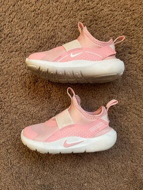 Nike Kids Pink Elastic Strap Slip-On Sneakers